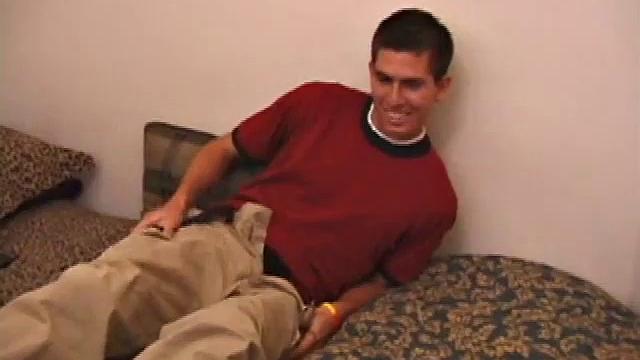 veneco раздевается и дрочит перед камерой, кончая мощно