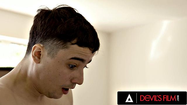 Зрелая мачеха Шина Райдер любит анальный секс со взрослым пасынком тайком от всех.