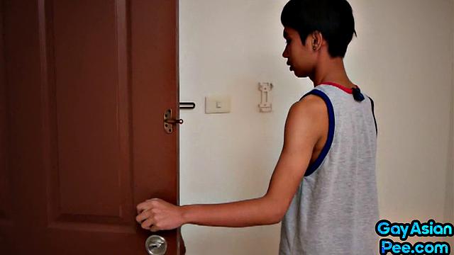 Amateur asian gives head to lover