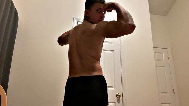 карлос монтана дрочит на свежем воздухе и щеголяет своим телом