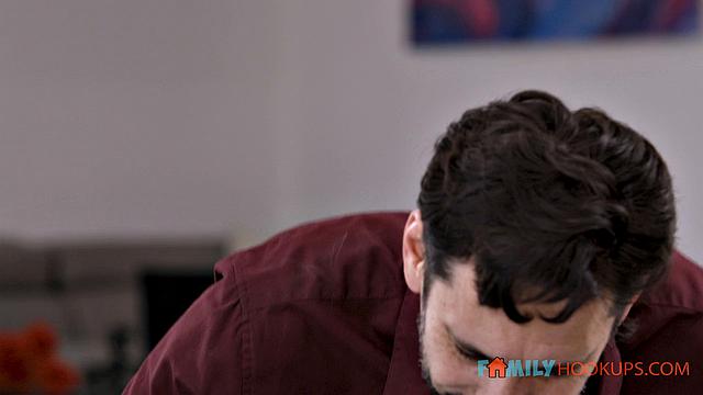 Aubree Valentine страстно отсасывает и получает глубокий трах в разных позах, кончает от удовольствия.