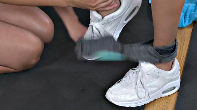 Asian gym babe pussylicked by babe before fingering