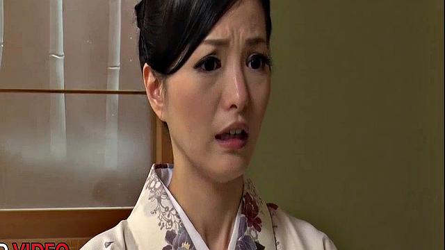 Мирия Хадзуки в кимоно жёстко трахается с двумя мужчинами в анал и вагину одновременно.