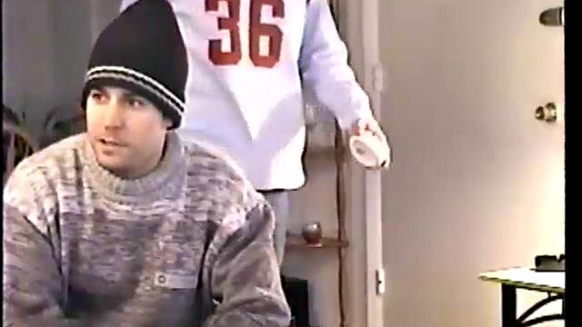 Дилан долго не тянет: отсосал по-быстрому и удалился довольным