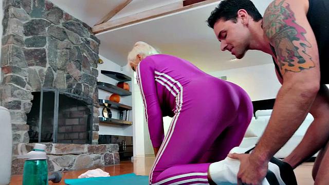 Bootylicious yoga MILF fucked in pussy while twerking