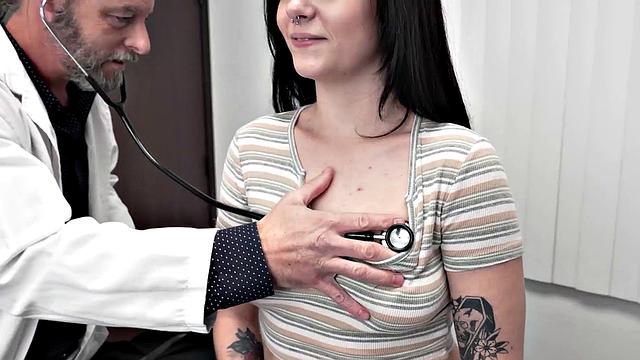 татуированная брюнетка в джинсовых шортах трахается с врачом в медкабинете