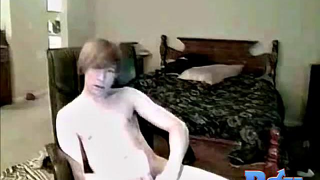 Трейс показывает свою дрочку на видео - надеется, что кто-то там впечатлится