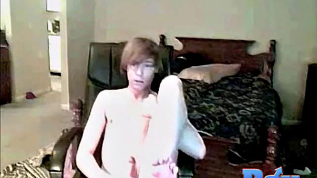 Трейс показывает свою дрочку на видео - надеется, что кто-то там впечатлится