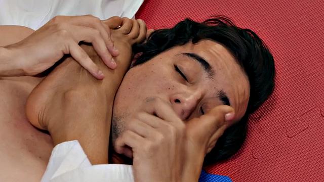 черная сенсей в кружевном белье скачет на коротышке прямо на татами