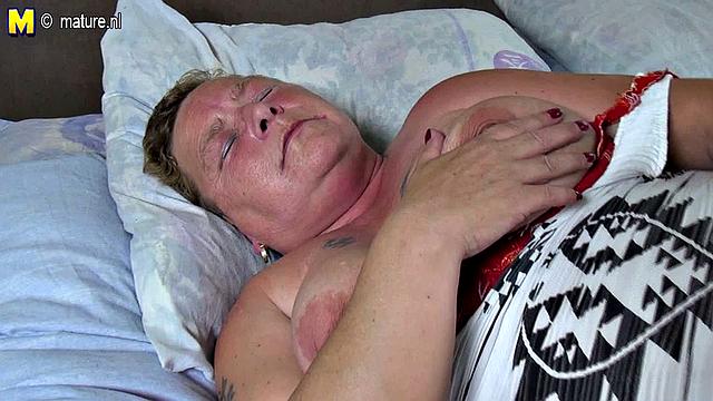 Нидерландская bbw зрелая раздвигает гладкую киску и получает по полной