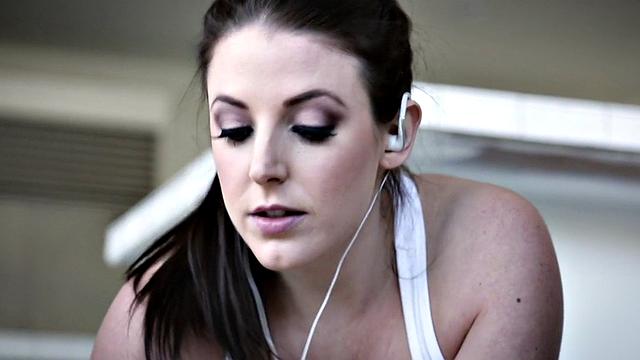 горничная с большими сиськами трахается после уборки