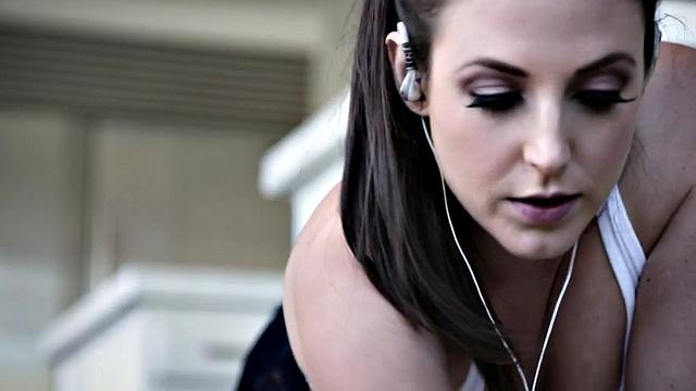 горничная с большими сиськами трахается после уборки