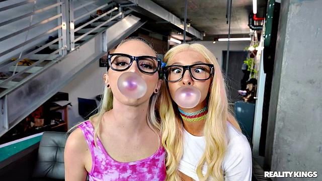 Две жёсткие миниатюрки с очками устраивают двойной минет и трахаются с JMac на износ.