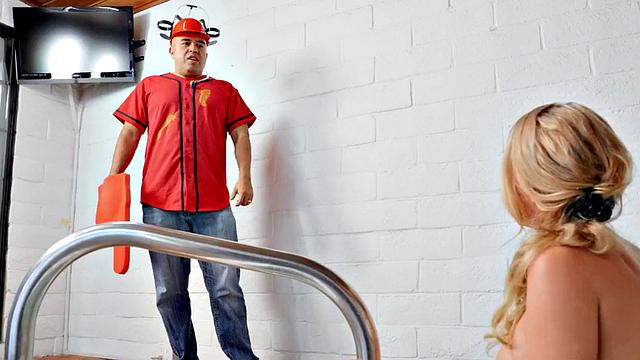 Shorty worker bangs bigtitted ebony MILF and her GF in 3some