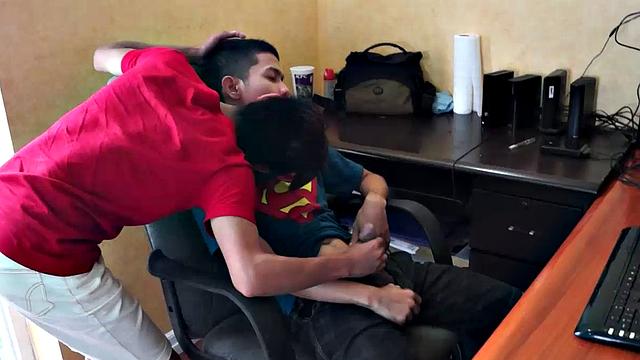 аржо дрочит на фантазии о том, как жестко трахается с азиатом рейвом