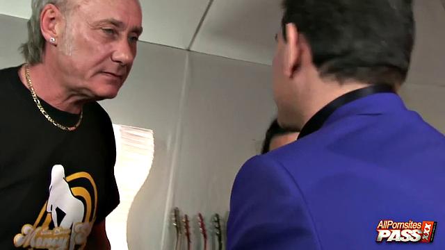 Amanda Black shows for interview 4K