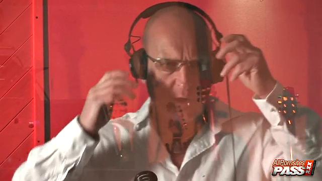 Amanda Black shows for interview 4K