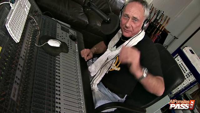 Amanda Black shows for interview 4K