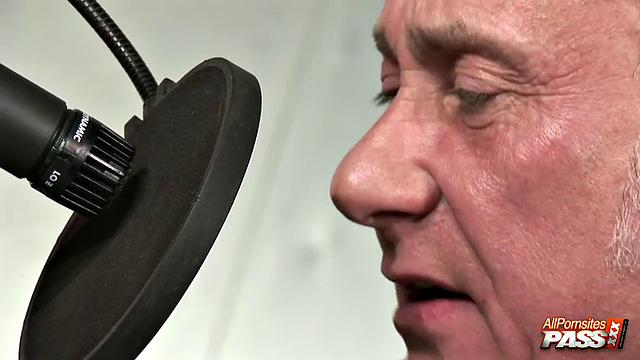 Amanda Black shows for interview 4K