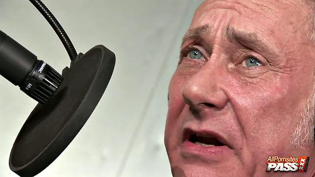 Amanda Black shows for interview 4K