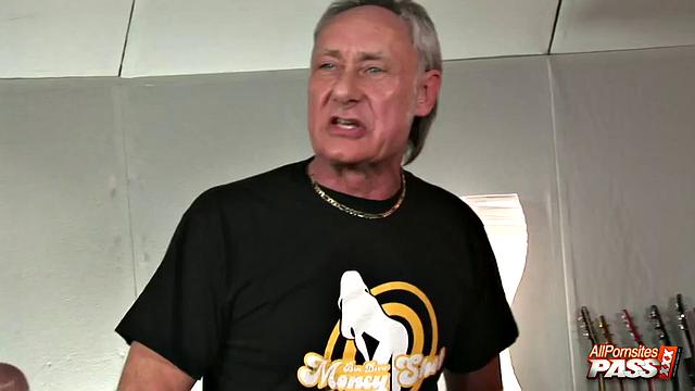 Amanda Black shows for interview 4K