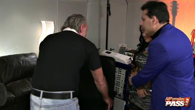 Amanda Black shows for interview 4K