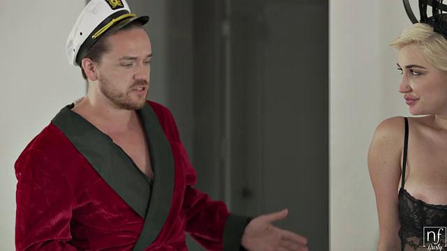 две подруги и парень устраивают жаркую вечеринку втроём