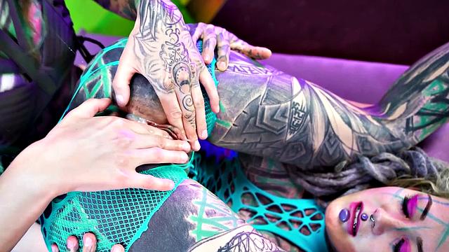 Illuz has a strapon to use on Anuskatzz