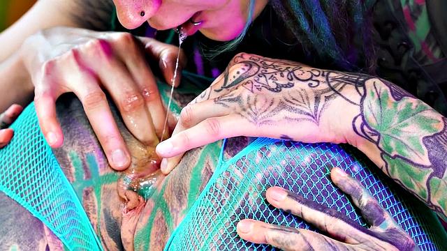 Illuz has a strapon to use on Anuskatzz