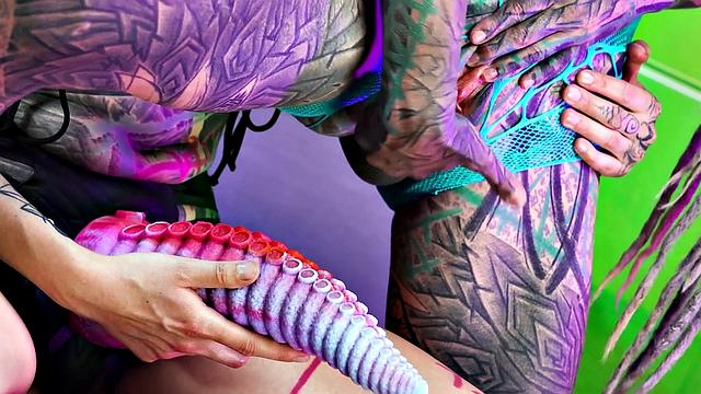 Illuz has a strapon to use on Anuskatzz