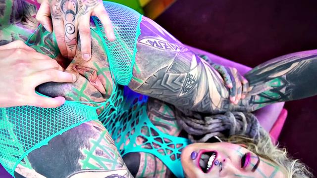 смотри как Illuz трахаeт Anuskatzz страпоном и доводит до сквирта