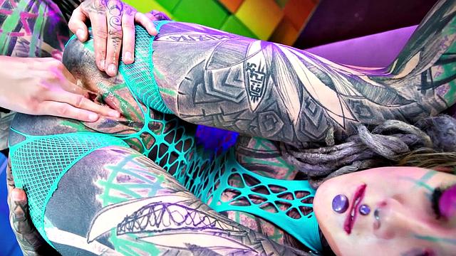 Illuz has a strapon to use on Anuskatzz