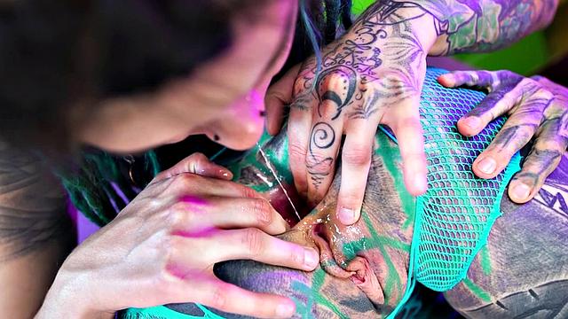 Illuz has a strapon to use on Anuskatzz