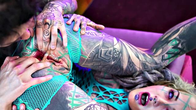 Illuz has a strapon to use on Anuskatzz