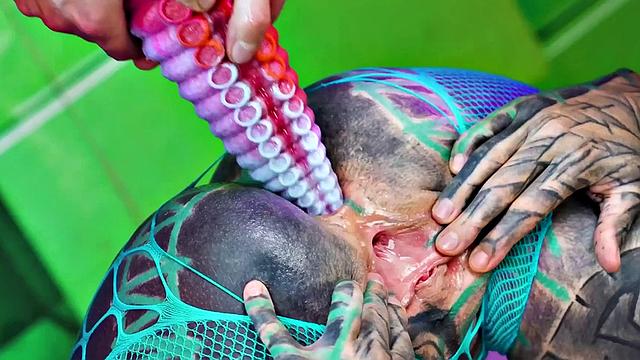 Illuz has a strapon to use on Anuskatzz