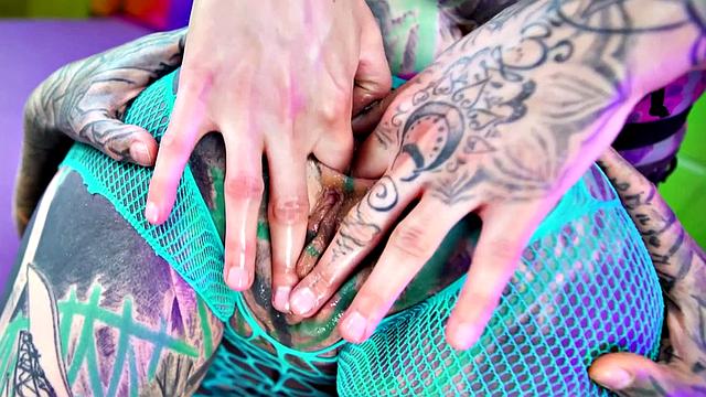 Illuz has a strapon to use on Anuskatzz