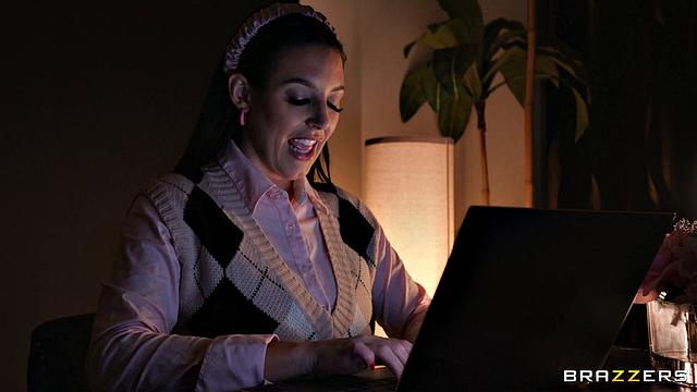 Анжела Уайт воплощает свои извращённые фантазии с огромным членом и глубоким аналом, страсть захлёстывает оба тела в безумном сексе мечты.