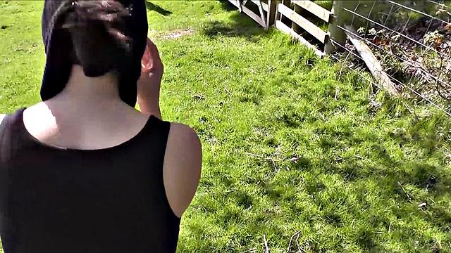 маска соблазна: шлюха скачет на солдатском хую и ловит заряд на лицо на природе