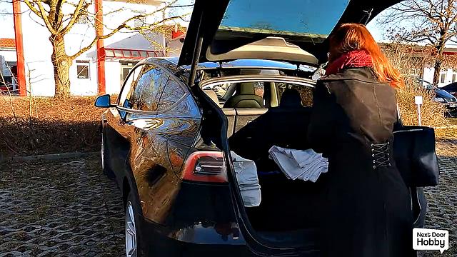 рыжая шлюха Fina Foxy дрочит в машине и трахается морковкой