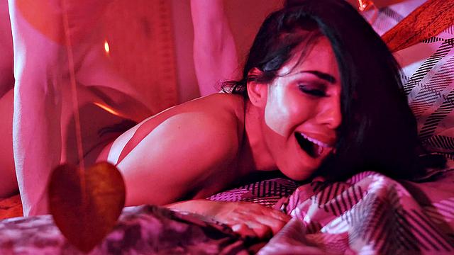 Канела Скин разносит в клочья в костюме медсестры на день святого Валентина