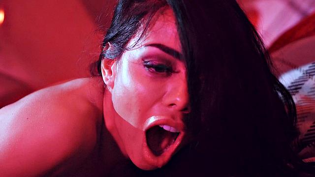 Канела Скин разносит в клочья в костюме медсестры на день святого Валентина