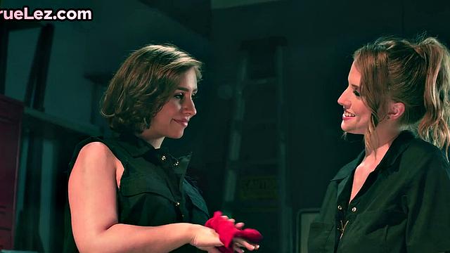 Big-titted strapon dyke banging GF before dildo fucking