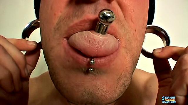 Голый татуированный альфа-мужчина кончает - все дырки