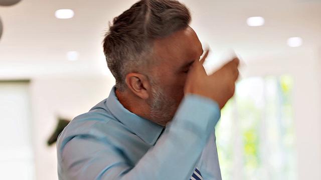 Смотри, как Keiran Lee жарко трахается с взрослой племянницей Autumn Carli и кончает ей на лицо.