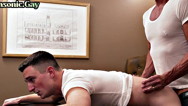 зрелый каменщик в костюме трахает пассива в офисе