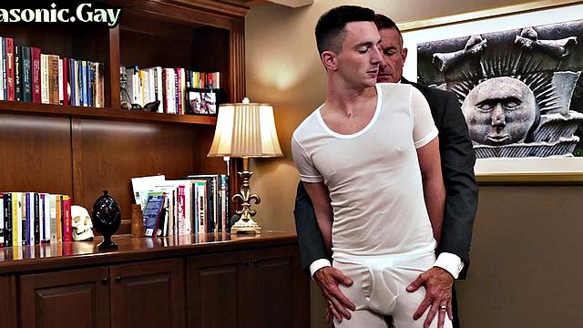 зрелый каменщик в костюме трахает пассива в офисе