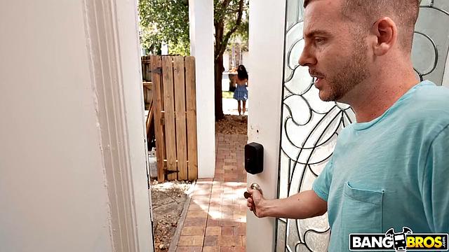 Вероника заводит нового соседа страстным минетом и горячим сексом по всему дому.