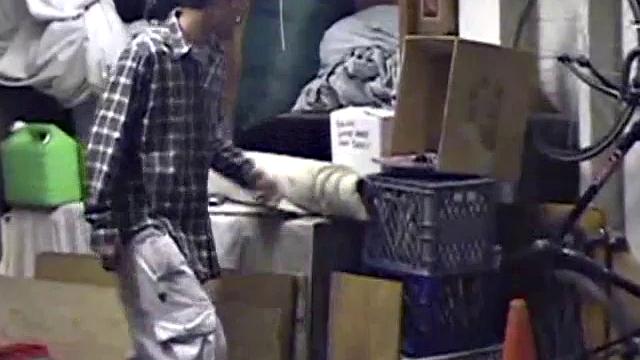 Джейден дрочит с жаром и мощно кончает