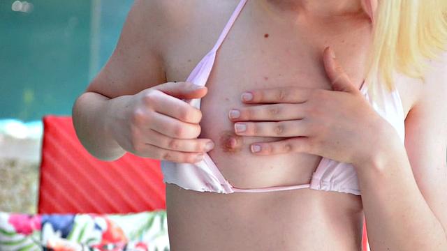 блондинка кайфует у бассейна, когда парень берет инициативу