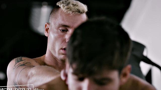 мускулистый солдат решил, что форма ему мала-попробовал мужика в казарме